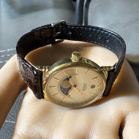 -WATCH WOMEN VTG Rare Moon Phase W/Date Geneva Quartz Watch - Picture 9 of 11